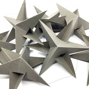 Mobile - tanzende Sterne - hellgrau